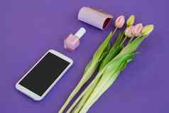 郁金香钱包指甲波兰的移动电话安排紫色的背景