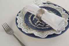 叉餐巾花边盘垫纸安排白色背景