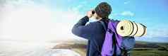 旅行男人。双筒望远镜袋前面海景观
