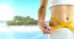 女人测量重量测量磁带腰热带天堂夏天海滩