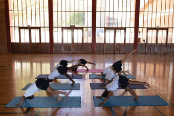 学生们瑜伽瑜伽席学校