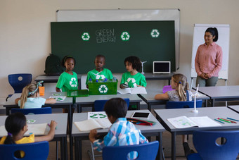 <strong>学生们</strong>研究绿色能源回收桌子上教室