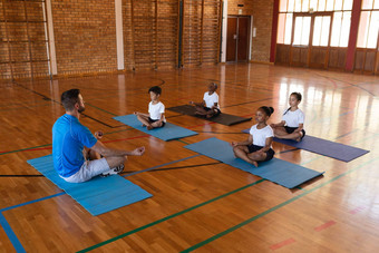 瑜伽老师教学瑜伽学校孩子们学校