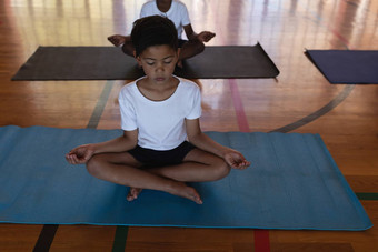 学生们瑜伽冥想瑜伽席学校
