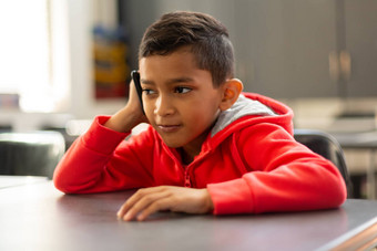 小学生会说话的移动电话桌子上教室