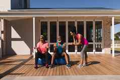 女教练培训高级夫妇平衡锻炼后院