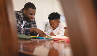 非洲美国父亲帮助儿子家庭作业表格
