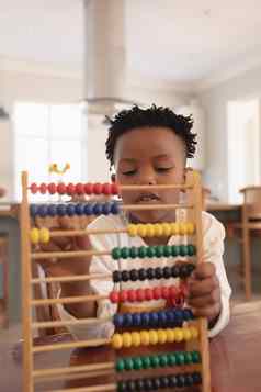 非洲美国男孩学习数学算盘表格