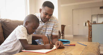 非洲美国父亲帮助儿子家庭作业表格