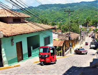 洪都拉斯科潘街红色的嘟嘟车嘟嘟车汽车