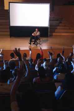 商人坐着轮椅给演讲观众