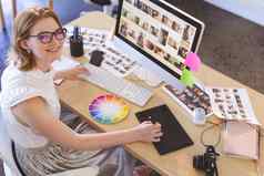 女图形设计师工作图形平板电脑桌子上办公室