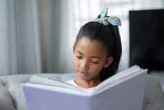 女孩阅读书生活房间首页