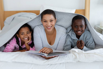 妈妈。孩子们阅读故事书放松毯子卧室首页
