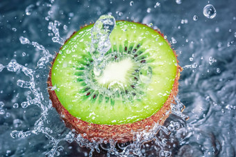 猕猴桃水果水飞溅概念新鲜的美味的健康的水果水下降一半猕猴桃