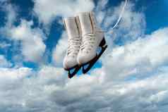 一对数字溜冰鞋蓝色的天空