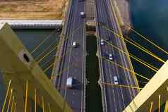 美丽的桥河桥电缆居留权