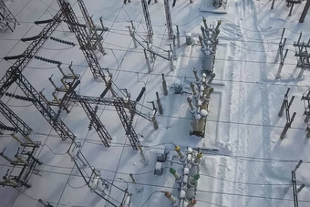 电变电站雪冬天高电压电线