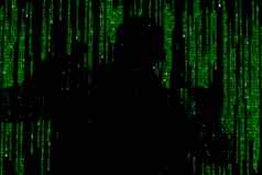 轮廓男人。绿色数字数据象征黑客