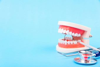 牙科<strong>卫生健康</strong>概念白色牙牙医工具