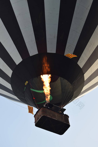 热空气气球采取火火焰