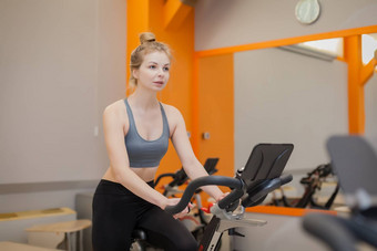 女人<strong>有氧运动</strong>锻炼骑自行车培训在<strong>室</strong>内健身房