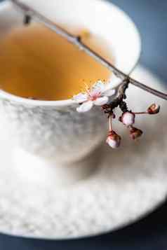 杯茶盛开的树
