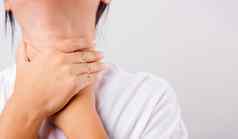 亚洲美丽的女人痛喉咙甲状腺腺问题