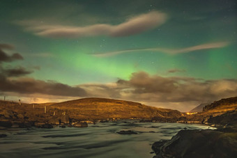 极光北欧化工冰岛<strong>北部灯</strong>明亮的梁不断上升的绿色梁反映自然河完整的月亮