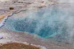 间歇泉金圆冰岛深蓝色的水地热池热气腾腾的热