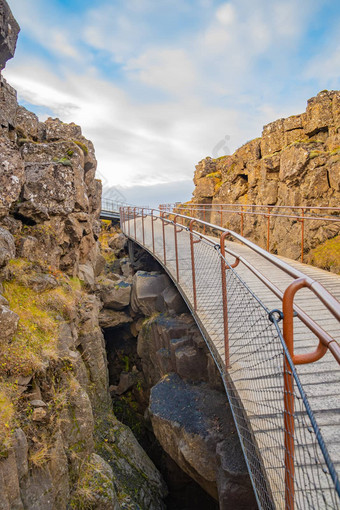 Thingvellir国家公园冰岛阳光明媚的天气徒步旅行路径桥接峡谷