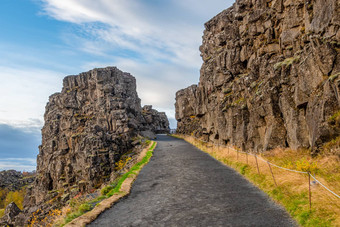 Thingvellir国家公园冰岛阳光明媚的天气徒步旅行路径峡谷