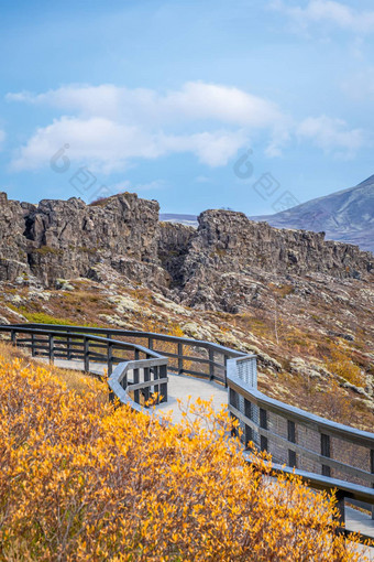 Thingvellir国家公园冰岛人行道前面悬崖
