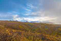 瓦特纳霍库尔冰川色彩斑斓的秋天景观前面冰冷的山上衣