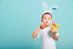 孩子男孩微笑穿兔子耳朵白色t恤空心
