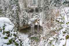 漂亮的冰冷的谢德格尔瀑布