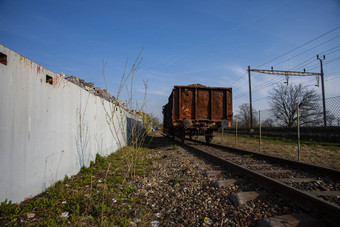 生锈的铁路车等待回收站