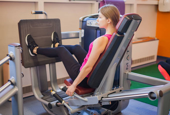 女人健身培训腿扩展推机权重