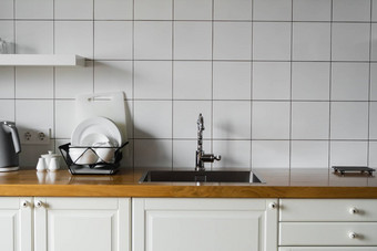 厨房水槽水龙头不锈钢厨房水槽<strong>利用</strong>水室内现代厨房房间阁楼公寓内置的电器