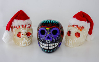 白色传统的墨西哥糖头骨圣诞老人帽子墨西哥圣诞节卡拉维里亚糖为圣诞节墨西哥混合文化