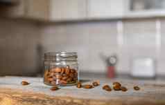 杏仁Jar分散杏仁Jar站白色古董表格厨房背景杏仁健康的素食者蛋白质有营养的食物