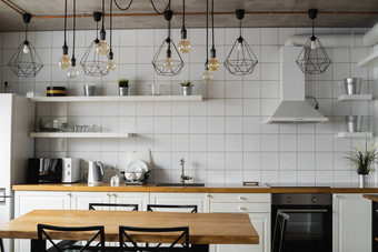 现代明亮的清洁厨房室内不锈钢钢电器奢侈品房子厨房奢侈品大厦现代体系结构当代室内时尚的厨房室内表格