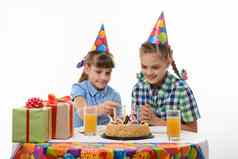 孩子们光蜡烛匹配蛋糕表格生日聚会，派对