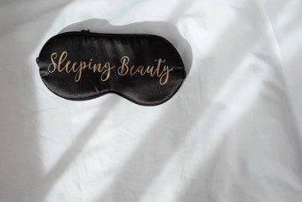 丝绸黑色的睡眠面具登记睡觉美白色弄皱的表前视图平躺水平复制痉挛概念休息觉醒睡眠社会媒体博客最小的风格