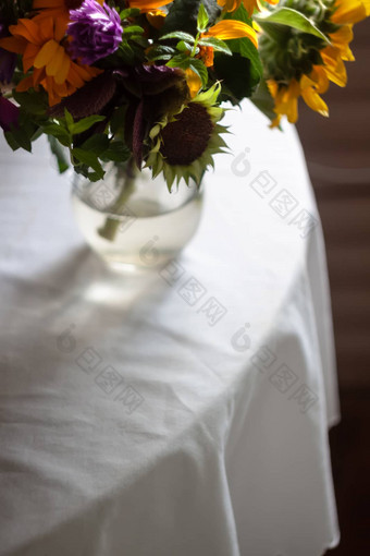 花束乡村夏天野花向日葵表格白色桌布生活风格复制空间电影着色喜怒无常的照片