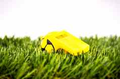黄色的吹口哨足球体育草背景