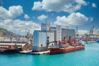 生锈彩色的frieghter巨大的工业港口