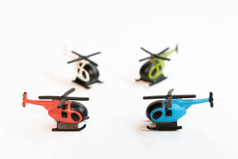 小色彩斑斓的直升机玩具孤立的白色背景空气旅行直升机概念