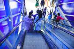 集团人站肩带楼梯自动扶梯移动人行道达克希斯瓦尔人行天桥地铁站终端购物购物中心豪拉3月