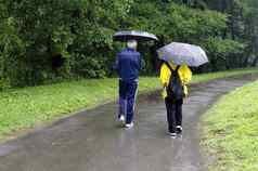 多雨的一天走雨伞rila公园小镇杜普尼察